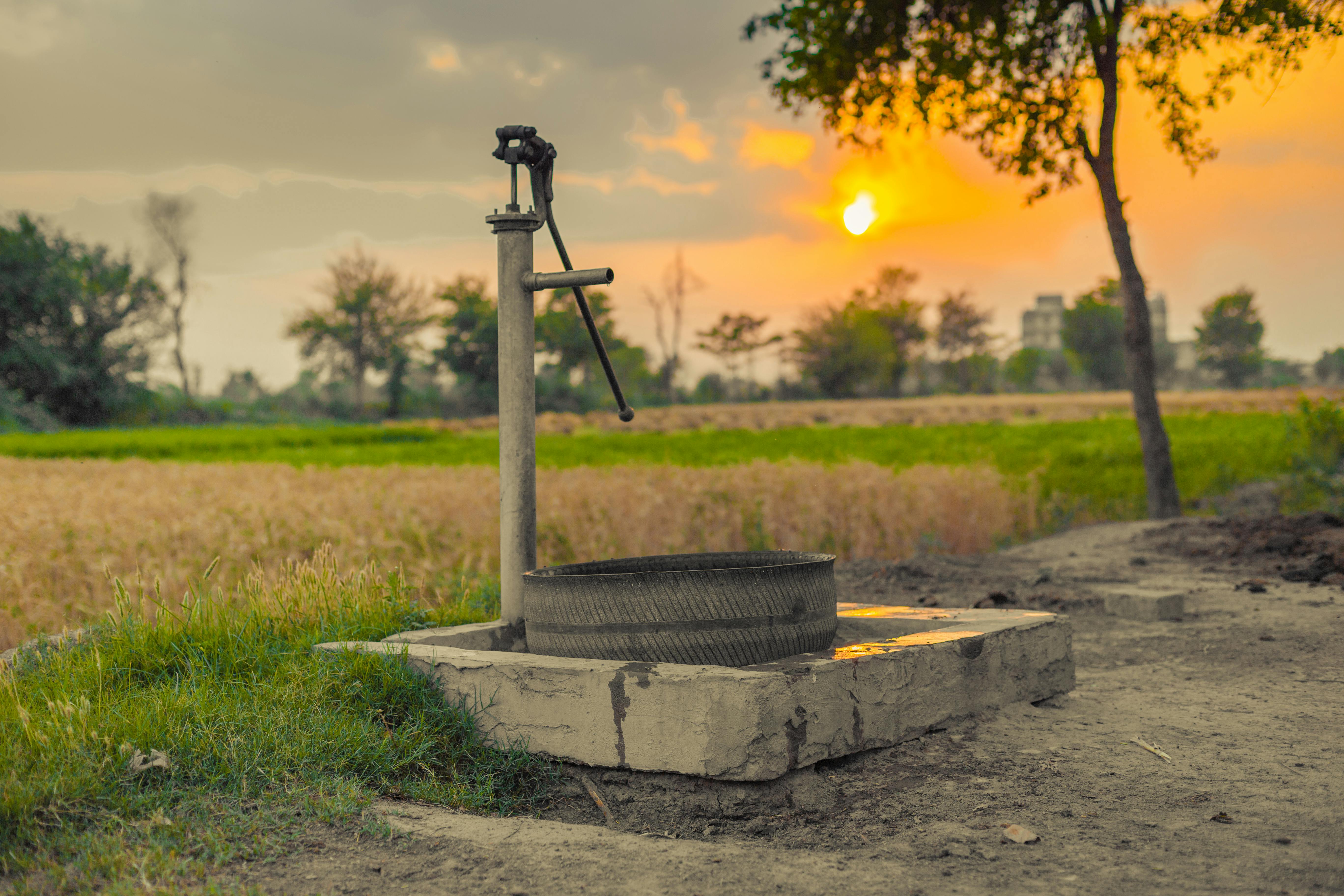 Water pump installation for borehole systems